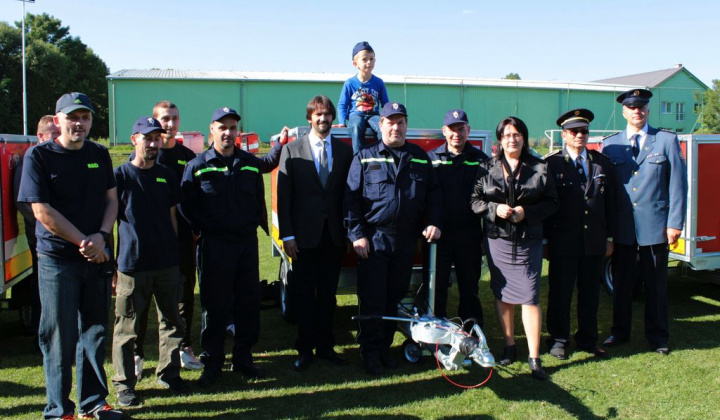 1. fotografia fotogalérie Projekty / Dobrovoľný hasičský zbor prevzal do výpožičky od MV SR súpravu povodňovej záchrannej služby pre hasičské jednotky. - foto