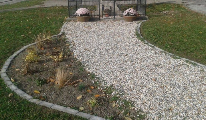 2. fotografia fotogalérie Projekty / Park v strede dediny bol upravený, revitalizovaný a doplnený o nové kvety a kríky. - foto
