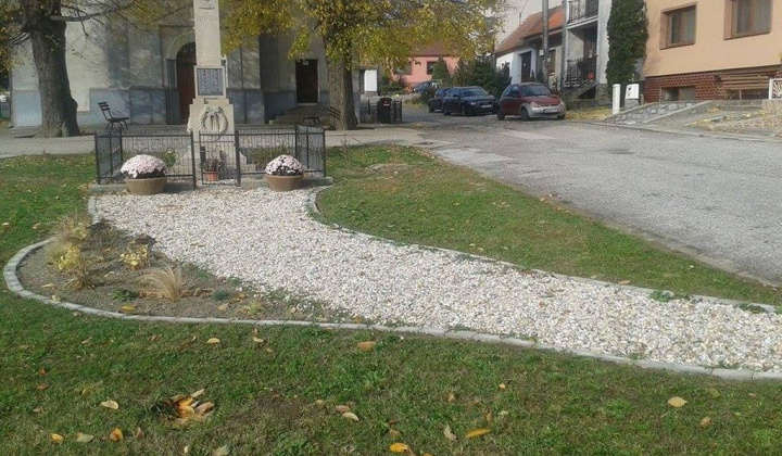 3. fotografia fotogalérie Projekty / Park v strede dediny bol upravený, revitalizovaný a doplnený o nové kvety a kríky. - foto