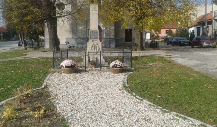 4. fotografia fotogalérie Projekty / Park v strede dediny bol upravený, revitalizovaný a doplnený o nové kvety a kríky. - foto