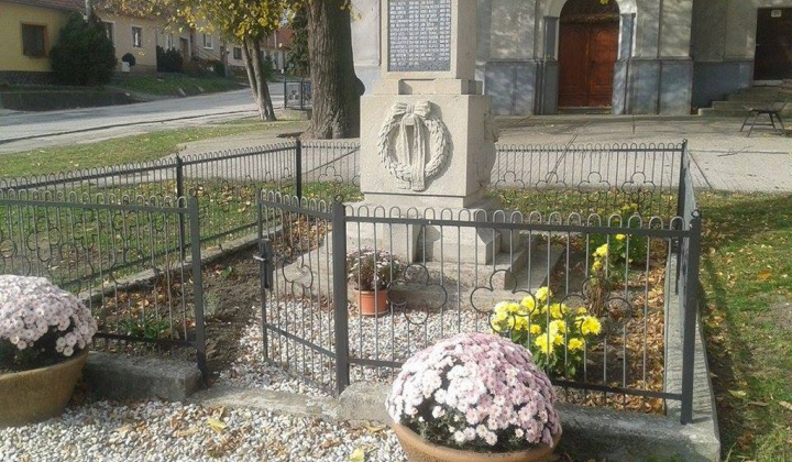 5. fotografia fotogalérie Projekty / Park v strede dediny bol upravený, revitalizovaný a doplnený o nové kvety a kríky. - foto