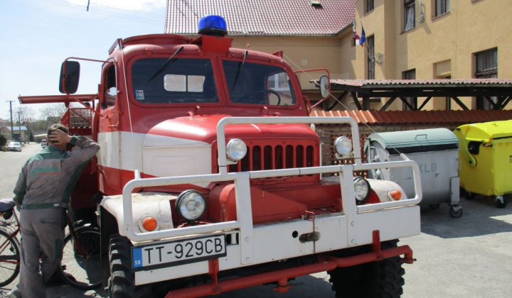 1. fotografia fotogalérie Projekty / Dobrovoľný hasičský zbor dostal do daru vozidlo PRAGA V3S, ktoré je určené hasičskej jednotke. - foto
