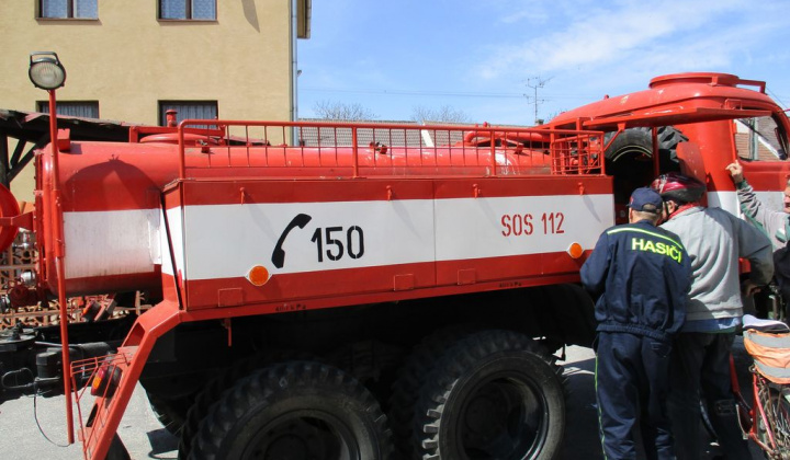 2. fotografia fotogalérie Projekty / Dobrovoľný hasičský zbor dostal do daru vozidlo PRAGA V3S, ktoré je určené hasičskej jednotke. - foto