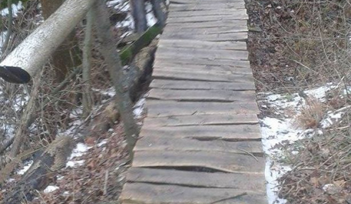 1. fotografia fotogalérie Projekty / Nový most k studničke so sírovou vodou, ktorý postavili poľovníci PO Havran Častkov. - foto