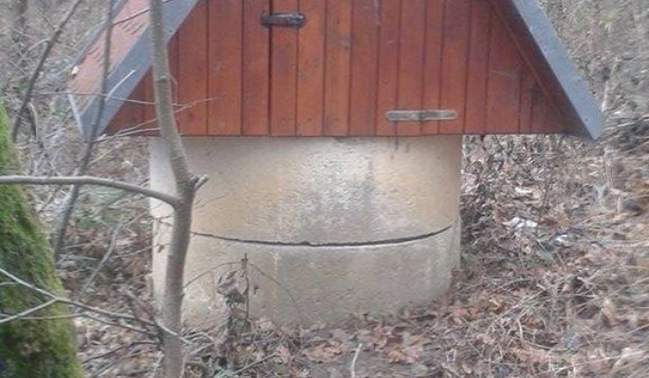 2. fotografia fotogalérie Projekty / Nový most k studničke so sírovou vodou, ktorý postavili poľovníci PO Havran Častkov. - foto